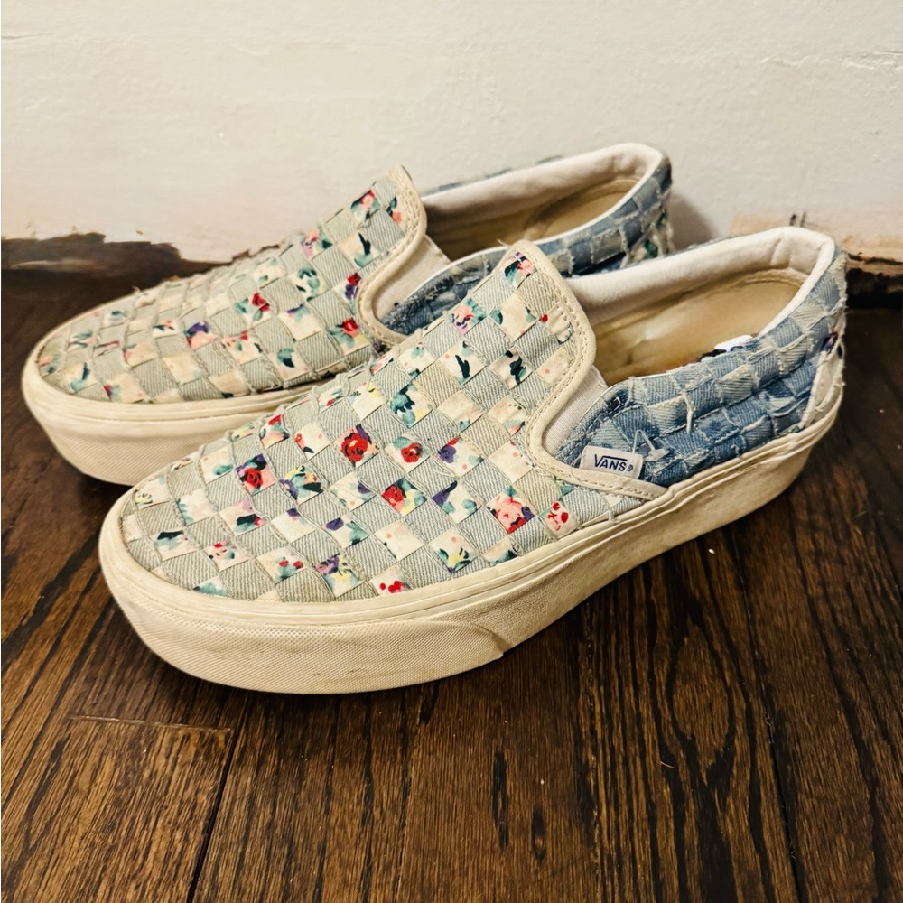 Platformed van shoes
Size 10 women’s